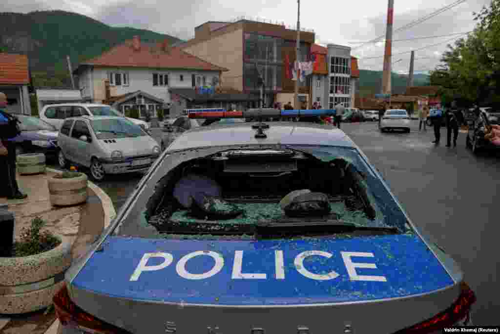 Ambasadori amerikan në Kosovë, Jeffrey Hovenier, ka theksuar se Shtetet e Bashkuara i &ldquo;dënojnë veprimet e vazhdueshme të autoriteteve kosovare për të hyrë në ndërtesat komunale në veri të Kosovës&rdquo;. Në këtë fotografi shihet një veturë e dëmtuar e Policisë së Kosovës. Zveçan, 26 maj 2023.