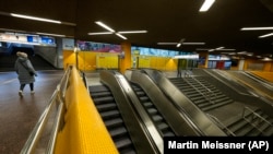 Zatvorene pokretne stepenice na praznoj stanici podzemne železnice, Bohum, 2. februar 2024.