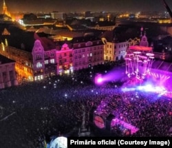 Atmosferă entuziastă la deschiderea scenei concertelor din Piața Unirii pentru celebrarea Timișoarei Capitală Culturală a Europei