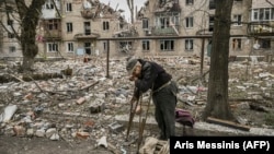 Stariji muškarac skuplja drva iz ruševina uništene stambene zgrade nakon štrajka u gradu Avdijevka u istočnoj ukrajinskoj oblasti Donjeck, 18. mart 2023.