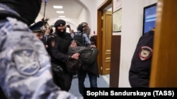 Një nga sulmuesit e dyshuar duke u dërguar në një gjykatore në Moskë më 29 mars 2024. 