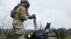 Un soldat american trage cu o mitralieră de calibru 50 cal la baza Baumholder din Germania, 4 mai 2017.