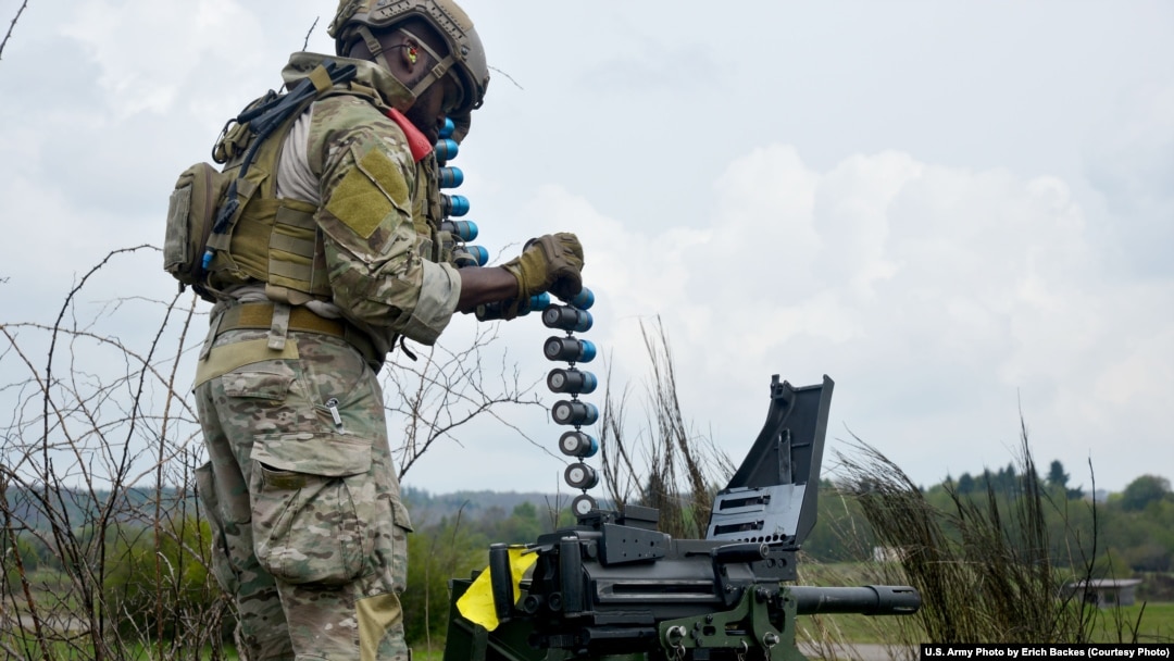 Un soldat american trage cu o mitralieră de calibru 50 cal la baza Baumholder din Germania, 4 mai 2017.