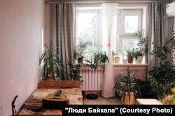 Комната Руслана Зинина в квартире матери. Из его вещей здесь осталась только гитара