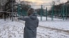 Мать двух мальчиков, столкнувшихся с сексуализированным насилием, показывает двор, в котором всё произошло. Уральск, 7 декабря 2023 года