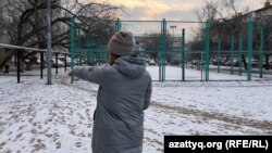 Мать двух мальчиков, столкнувшихся с сексуализированным насилием, показывает двор, в котором всё произошло. Уральск, 7 декабря 2023 года