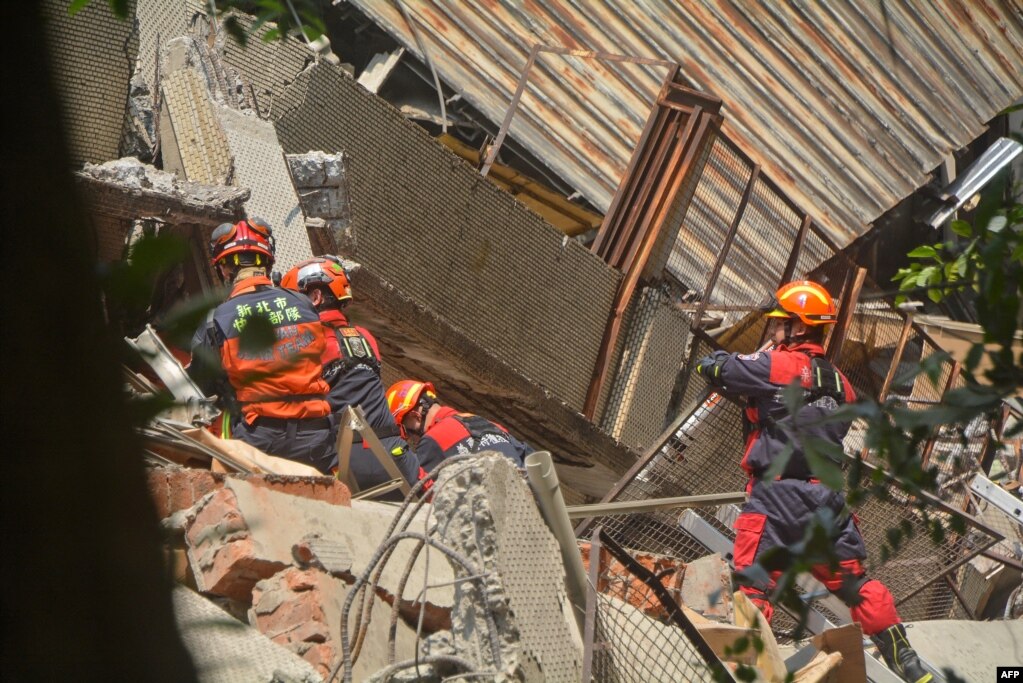 Ekipet emergjente gjatë operacioneve të kërkim-shpëtimit në rrënojat e një ndërtese të shembur nga tërmeti.&nbsp;&nbsp;