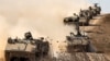 Automjetet luftarake të këmbësorisë izraelite vendosen përgjatë kufirit me Rripin e Gazës në Izraelin jugor, më 13 tetor 2023.