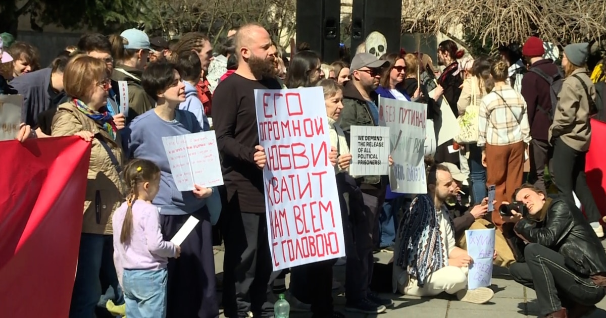 Voters Outside Russia Line Up For 'Noon Against Putin' Protests