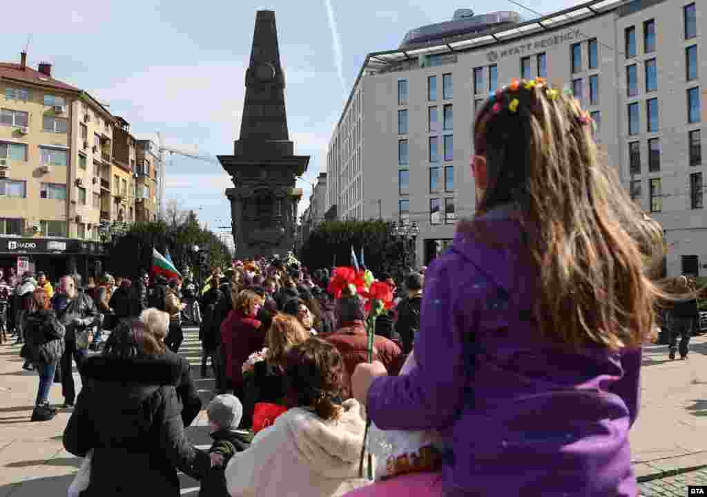 Пред паметника на Васил Левски в неделя се образува опашка. Хората чакаха реда си, за да поднесат цветя и да се поклонят, почитайки Апостола.&nbsp;