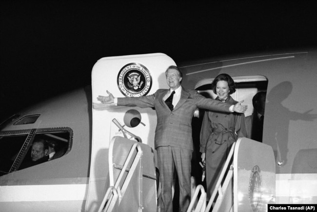 جیمی کارتر و همسرش، روزالین کارتر، در پایگاه نیروی هوایی اندروز در مارس ۱۹۷۹