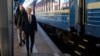 Джо Байден на вокзале рядом с поездом Украинских железных дорог, на котором он приехал