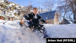 Fëmijë të fshatit Borje duke rrëshqitur afër shkollës në fshatin Borje.