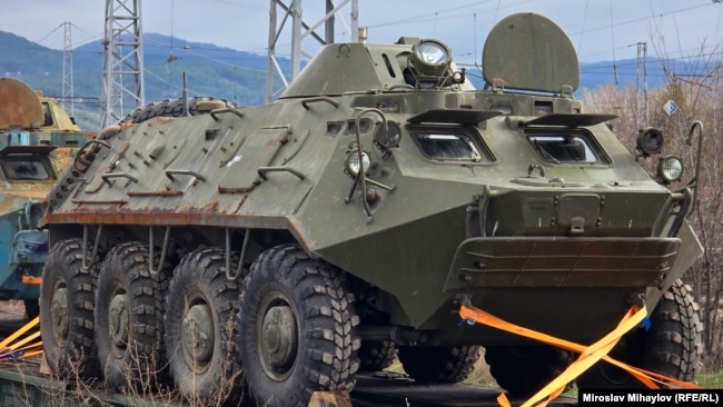 Български БТР заминават като военна помощ за Украйна от гара Курило до София