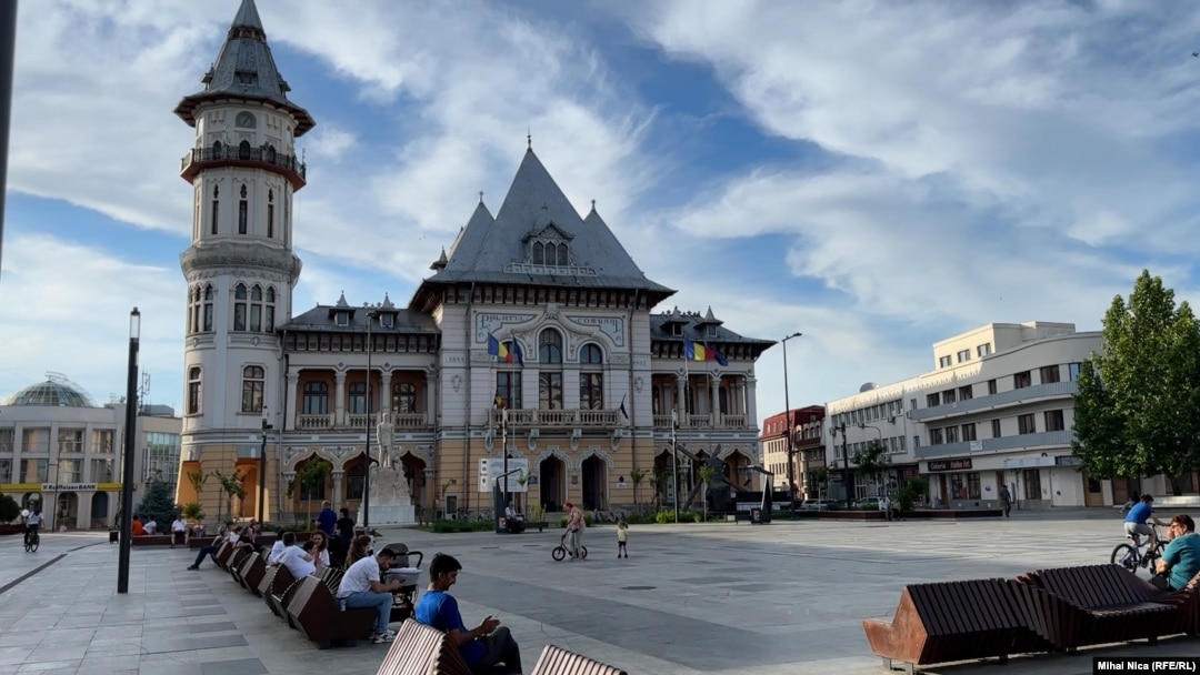 Palatul Comunal din Buzău, în care se află administrația locală, este unul din monumentele istorice de marcă. Zona din jur a fost amenajată recent și este apreciată de localnici.