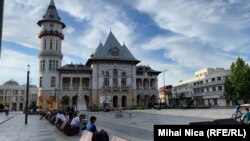 Palatul Comunal din Buzău, în care se află administrația locală, este unul din monumentele istorice de marcă. Zona din jur a fost amenajată recent și este apreciată de localnici.