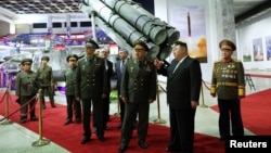 Liderul Coreei de Nord, Kim Jong Un, și ministrul rus al Apărării, Serghei Șoigu, la o expoziție de armament, pe 27 iulie 2023.