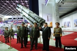 Sjevernokorejski lider Kim Džong Un i ruski ministar odbrane Sergej Šojgu na sajmu naoružanja