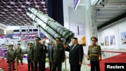 Udhëheqësi i Koresë së Veriut, Kim Jong Un, dhe ministri rus i Mbrojtjes, Sergei Shoigu, vizitojnë një ekspozitë të armatimeve, 26 korrik 2023.