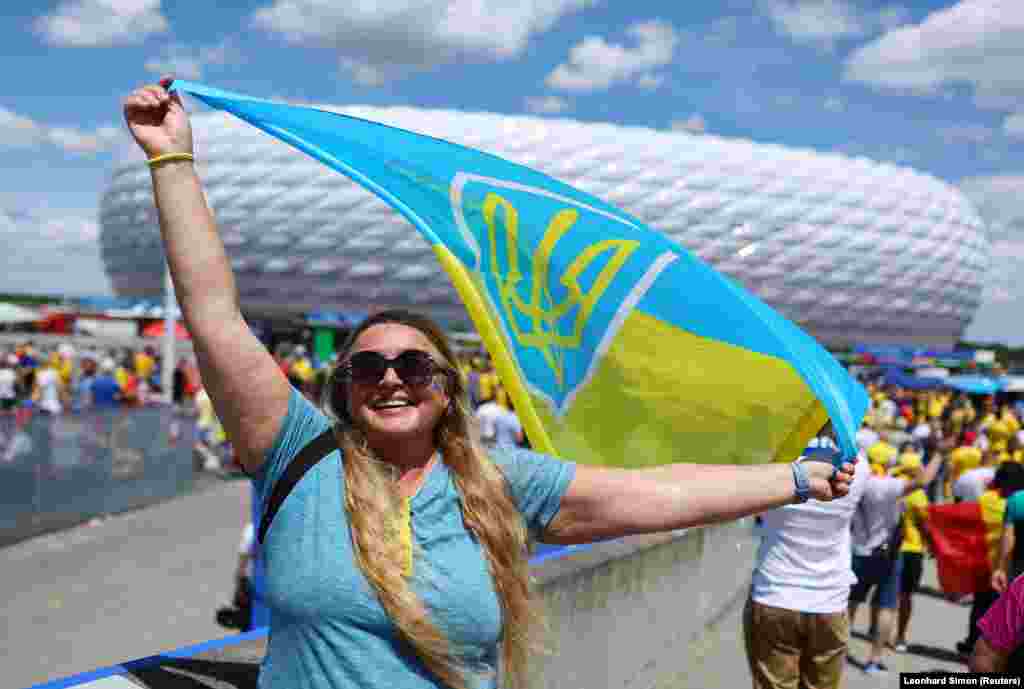 Уболівальниця України прапором біля стадіону перед першим матчем збірної України в Євро-2024 проти Румунії, Мюнхен, Німеччина, 17 червня 2024 року