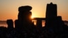 Lindja e diellit në Stonehenge, në Wiltshire, në jug të Anglisë, më 21 qershor 2024, gjatë Festivalit të Solsticit Veror, i cili daton mijëra vjet më parë, me njerëzit që mblidhen për të festuar ditën më të gjatë të vitit.
