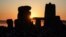 Sunce izlazi u Stonehengeu, blizu Amesburyja, u Wiltshireu, u južnoj Engleskoj, 21. juna 2024. godine, tokom festivala ljetnog solsticija, koji datira hiljadama godina unazad, slaveći najduži dan u godini .&nbsp;
