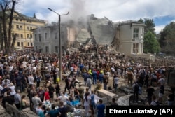 Люди допомагають рятувальникам розбирати завали після російської атаки на дитячу лікарню «Охматдит» у Києві