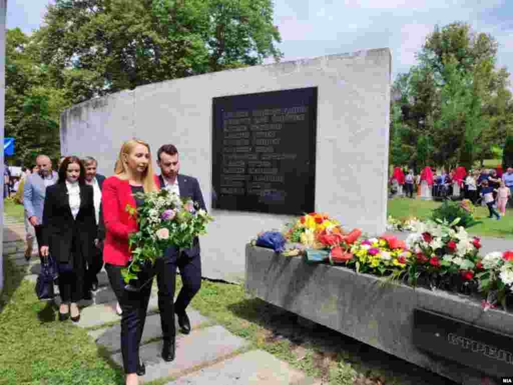 МАКЕДОНИЈА -&nbsp;Во месноста Моклиште, кај кавадаречкото село Ваташа, денеска беа одбележани 80 години од стрелањето на 12 младинци за време на Втората светска војна. На одбележувањето присуствуваа поголем број граѓани и претставници на Владата, на опозицијата и на локалните власти.