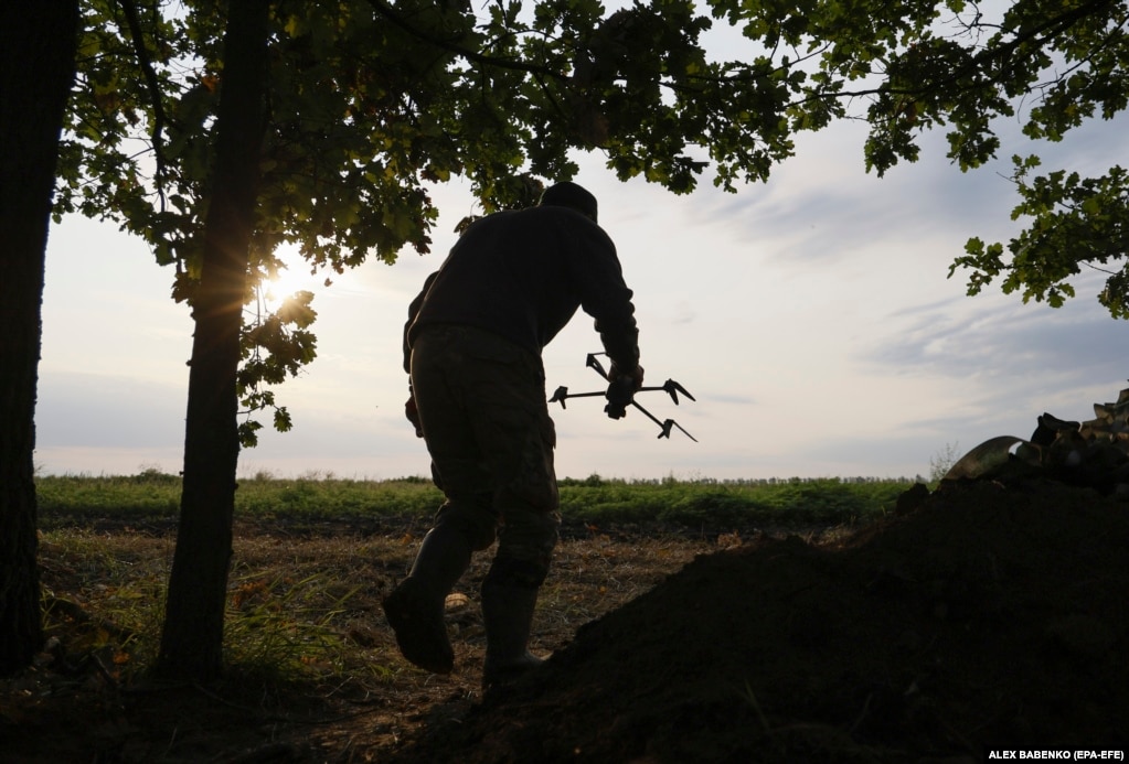 Një pjesëtar i një njësiti ukrainas dronësh, në një vend të panjohur pranë vijës së frontit, në rajonin e Donjeckut, më 28 qershor. Edhe Ukraina, edhe Rusia, po e ripërcaktojnë luftimin modern, me përdorimin e dronëve ekonomikë, në atë që disa po e quajnë lufta e parë e plotë e dronëve.