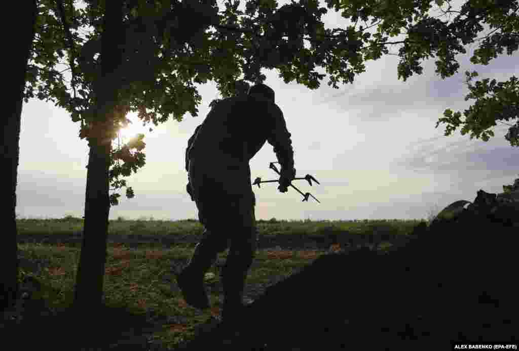 Un membru al unei unități ucrainene de drone în zonă din apropierea liniei frontului, în regiunea Donețk, 28 iunie. Atât Ucraina, cât și Rusia redefinesc războiul modern prin utilizarea dronelor de mici dimensiuni vândute în comerț în ceea ce unii au numit &bdquo;primul război cu drone&rdquo; la scară largă.