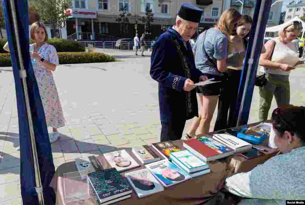  &quot;Печән базары&quot;нда &quot;Шәрык клубы&quot; комплексы да фестивальдә катнашты һәм үзенең сувенир продукциясен тәкъдим итте. Биредә теләге булган һәркем милли кием киеп фотога да төшә алды. Камал театры матбугат хезмәте фотосы &nbsp; 