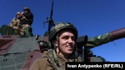 «Вдосконалюємося, щоб наближати перемогу»: морпіхи 37-ї бригади тренуються на бойовій машині АМХ-10 RC (фотогалерея)
