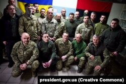 Президент України Володимир Зеленський (посередині) під час зустрічі з військовослужбовцями на Херсонщині, які беруть участь в обороні Херсонської області, 23 березня 2023 року