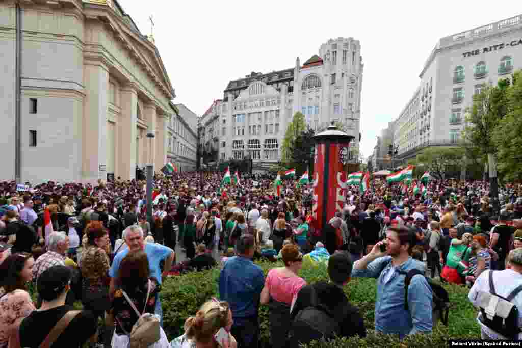 Gyülekeznek a tüntetők a budapesti Deák téren