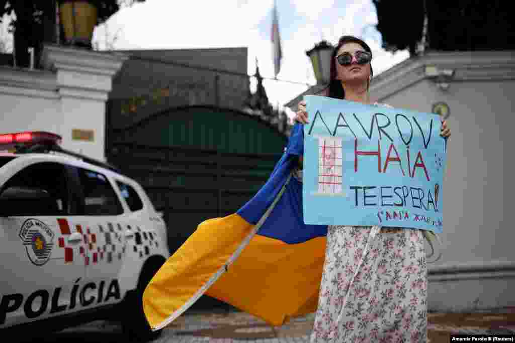 Жінка бере участь у протесті проти візиту міністра закордонних справ Росії Сергія Лаврова до Бразилії та на підтримку України в Сан-Паулу, Бразилія