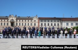 Fotoja e përbashkët e liderëve pjesëmarrës në samitin e Komunitetit Politik Evropian në Moldavi, 1 qershor 2023.