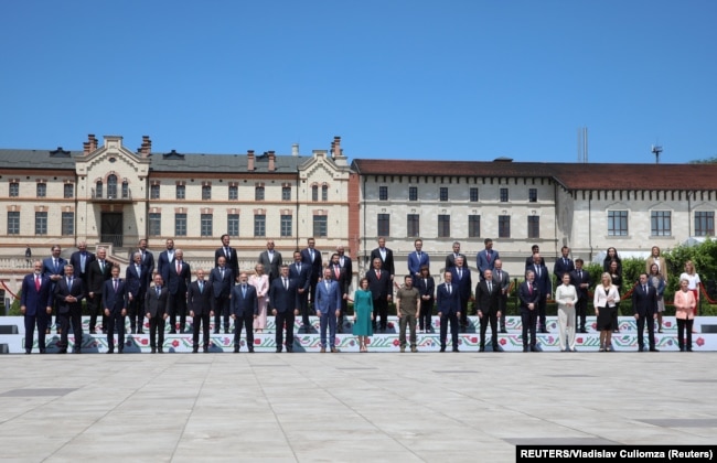 Fotoja e përbashkët e liderëve pjesëmarrës në samitin e Komunitetit Politik Evropian në Moldavi, 1 qershor 2023.