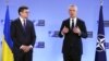 Dmitro Kuleba ukrán külügyminiszter és Jens Stoltenberg NATO-főtitkár a NATO külügyminisztereinek brüsszeli találkozóján 2023. április 4-én