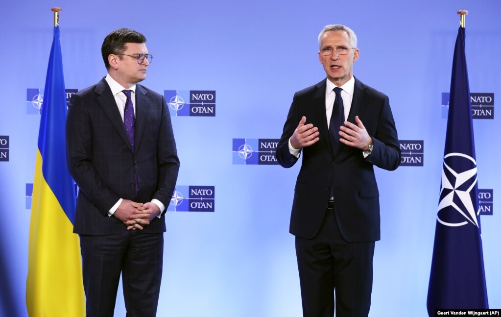 Дмитрий Кулеба (слева) и Йенс Столтенберг. Брюссель, 4 апреля 2023 года