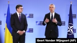 Ministrul de externe al Ucrainei Dmitro Kuleba și secretarul general al NATO Jens Stoltenberg (d) la o conferință de presă în timpul unei întâlniri a miniștrilor de externe ai NATO la sediul NATO de la Bruxelles, 4 aprilie 2023.