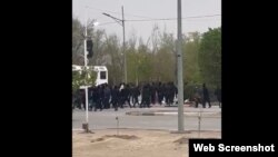 Бойцы спецотряда вышли задерживать жителей Жанаозена, собравшихся в поддержку задержанных в Астане нефтяников. 12 апреля 2023 года