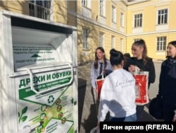  Мария прави план за преработване на текстил, като слага резервоар за текстилни боклуци в двора на учебното заведение си в Русе. 