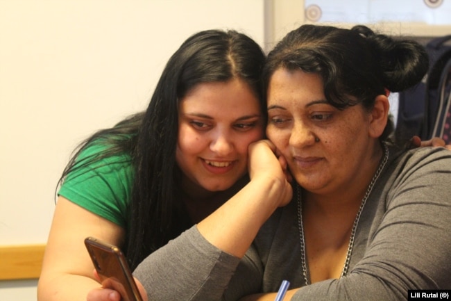 U školi koju vodi nevladina organizacija Taleta u Budimpešti, Anita (lijevo) pokazuje nešto na svom telefonu Rozini (desno).