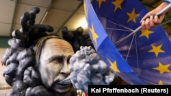 Фігура, що зображає президента Росії Володимира Путіна, яку виготовили для щорічного карнавалу в німецькому місті Майнці. 14 лютого 2023 року 