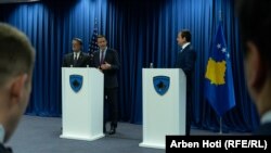 Američki senatori, Kris Marfi i Geri Piters na konferenciji za novinare u Prištini sa premijerom Kosova Aljbinom Kurtijem, 22. maj 2023.