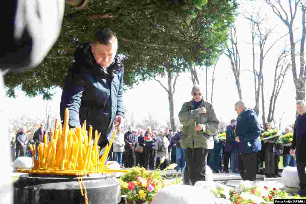 Poslanika opozicione koalicije Moramo-Zajedno Nebojša Zelenović u Skupštini Srbije ostavlja cveće za ubijenog premijera