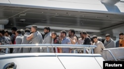 Migrantët në Kalamata, që u shpëtuan pas fundosjes së një anijeje në ujërat greke. Greqi, 14 qershor 2023.