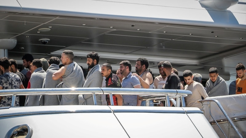 Migranții acuzați în Grecia de trafic de persoane sărbătoresc: judecata le-a clasat dosarul