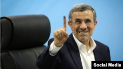 آقای احمدی‌نژاد با انتقاد از دخالت نهادهای دیگر در مذاکرات هسته‌ای گفت: «در سیاست خارجه فقط دولت تصمیم نمی‌گیرد»