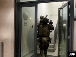نیروهای ویژه پلیس آلمان در عملیاتی علیه یک گروه مافیای ایتالیایی فعال در سراسر اروپا، وارد ساختمانی در مونیخ می‌شوند
